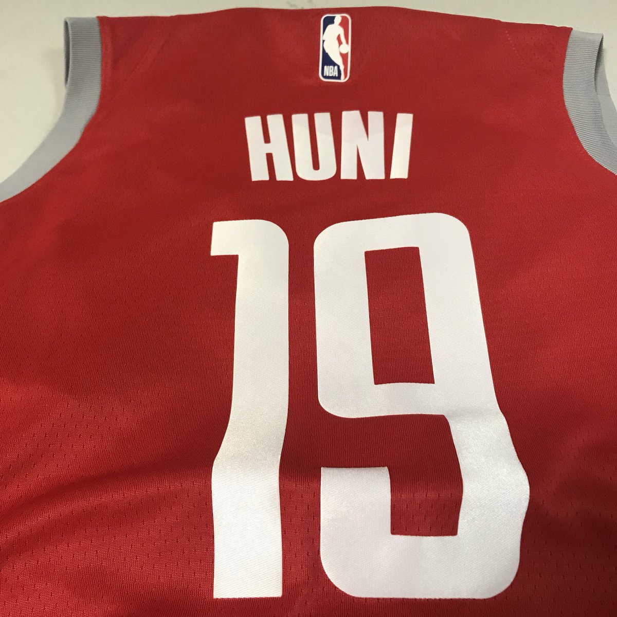 Huni更推：感谢休斯顿火箭队赠送的19号球衣