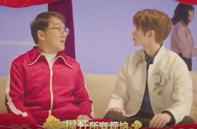 [新闻] 蔡徐坤在成龙新歌《一起笑出来》的MV里把Switch拿倒了