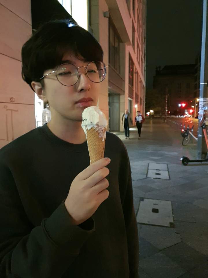 DWG推特晒照：Nuguri、Punch路边吃冰淇淋