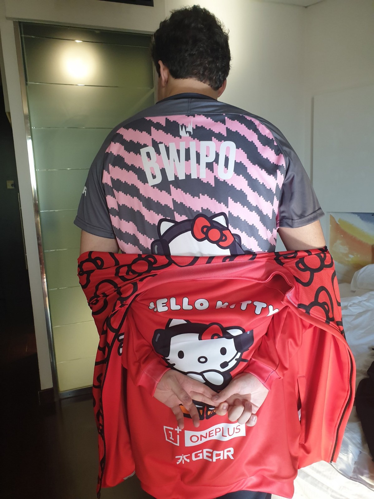 FNC新队服：粉色系Hello Kitty来袭