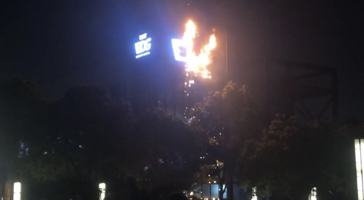 EDG俱乐部“火了”：是基地外部灯牌着火，并无大碍