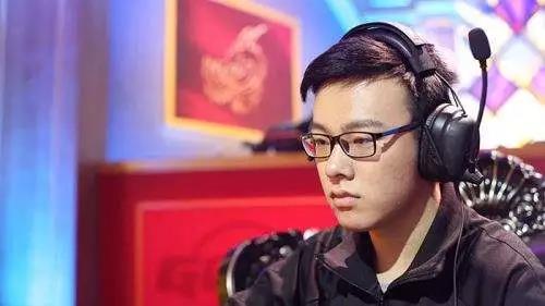 蜘蛛电竞Dota2自走棋冠军小弱鸡专访：天赋和颜值选一样我选颜值！