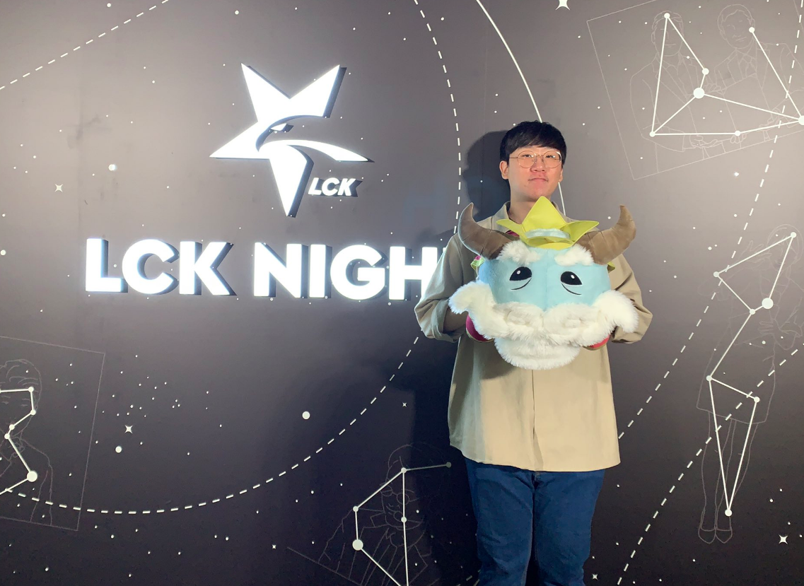 昨日LCK Night活动照片 TuSin模仿李哥经典手势