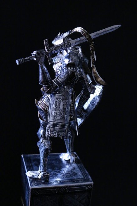 [趣闻] 日本手工大佬用空酒盒打造华丽骑士雕像