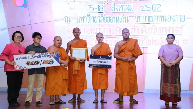 三位年轻僧侣赢得了泰国电子竞技比赛的冠军