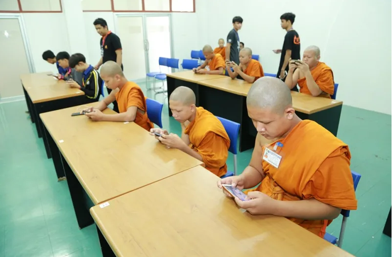三位年轻僧侣赢得了泰国电子竞技比赛的冠军