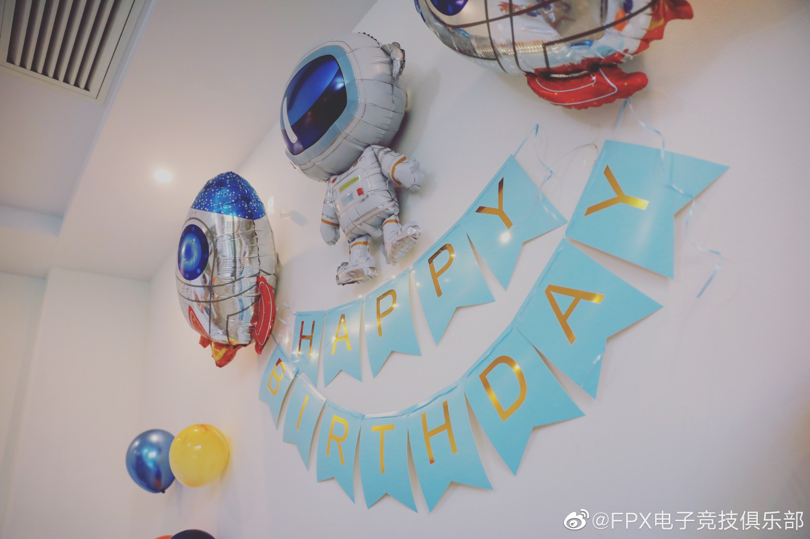 FPX在基地为Lwx庆生：祝翔翔生日快乐！