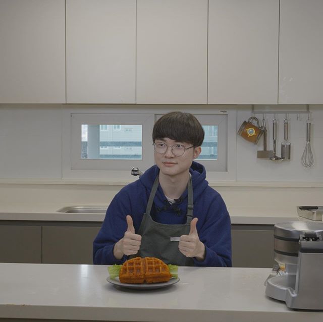 Faker INS更新美食节目照“等长大以后要成为料理家”