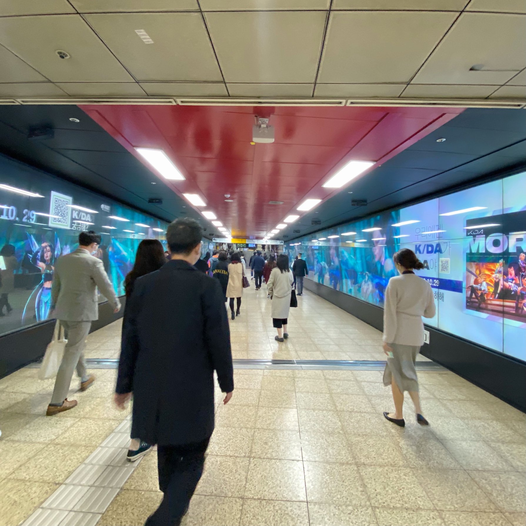 设计师更推分享：韩国地铁站投放了大量KDA宣传大屏