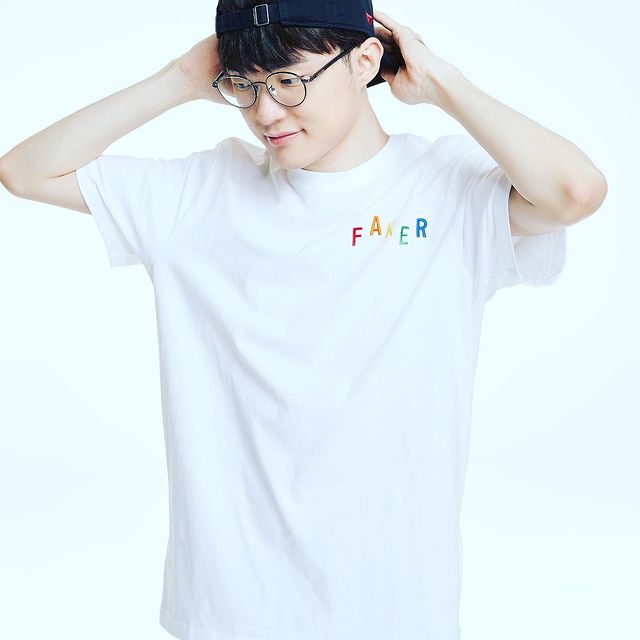 Faker x NIKE联名T恤开售 粉丝反应上演真实“变脸”