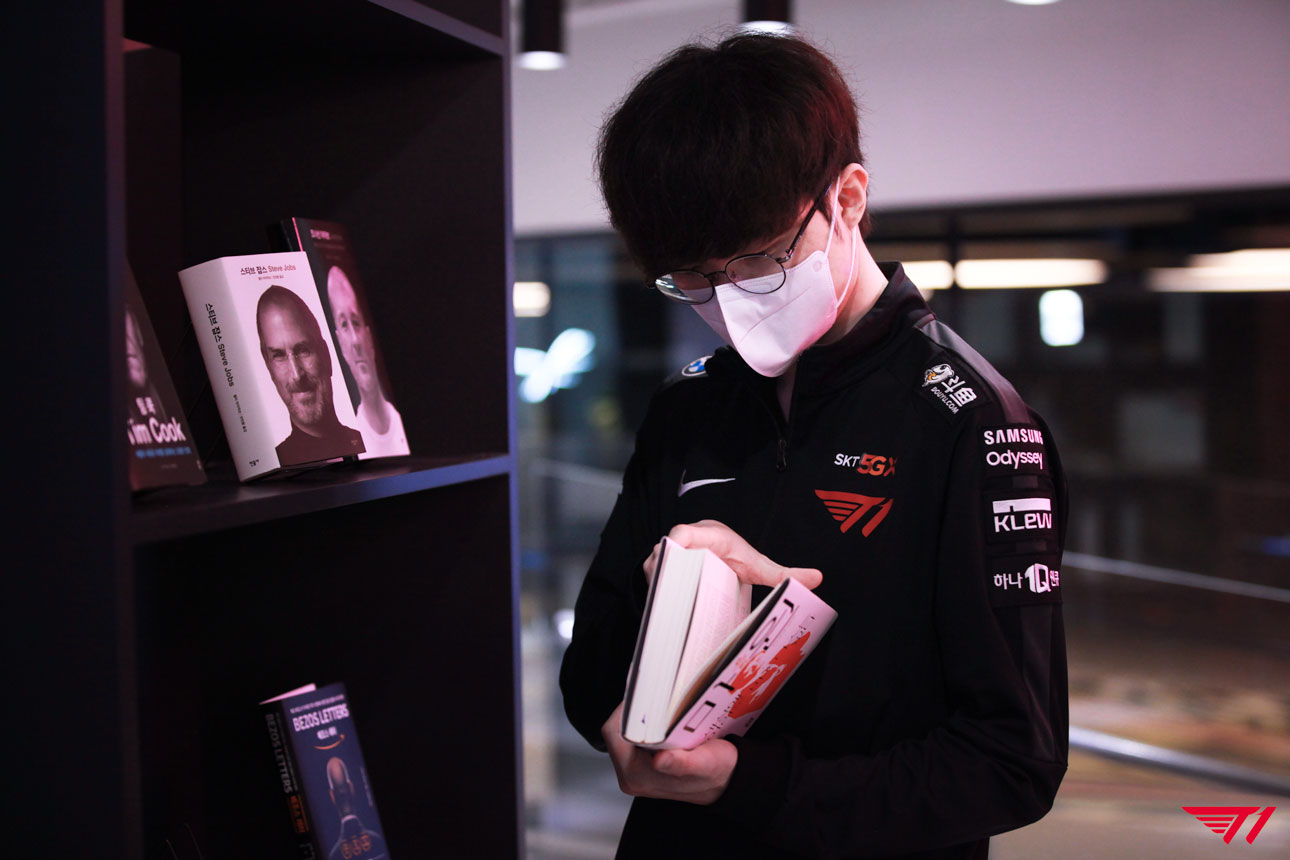 T1队员参观韩亚银行 李哥随手读书