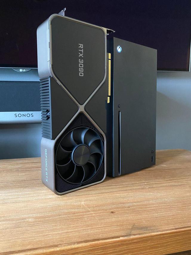 Tom Warren发图：对比RTX 3090显卡和XSX主机尺寸