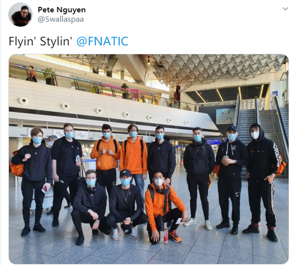 FNC启程前往中国 橙黑卫衣霸气十足