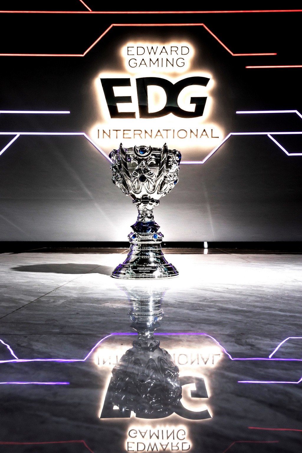 EDG发博：LPL冠军奖杯及世界赛冠军奖杯已完成复刻送达基地