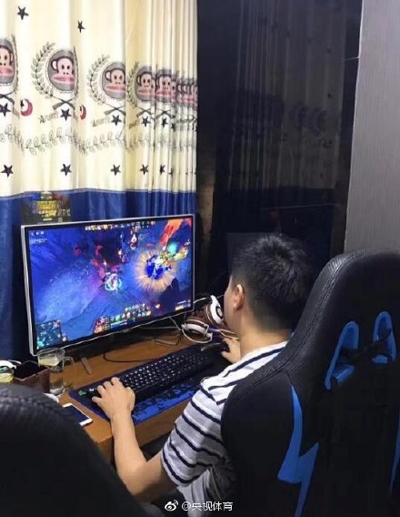 丁俊晖在西安某网吧打DOTA2 炼金术士无情虐泉