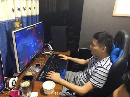 丁俊晖在西安某网吧打DOTA2 炼金术士无情虐泉