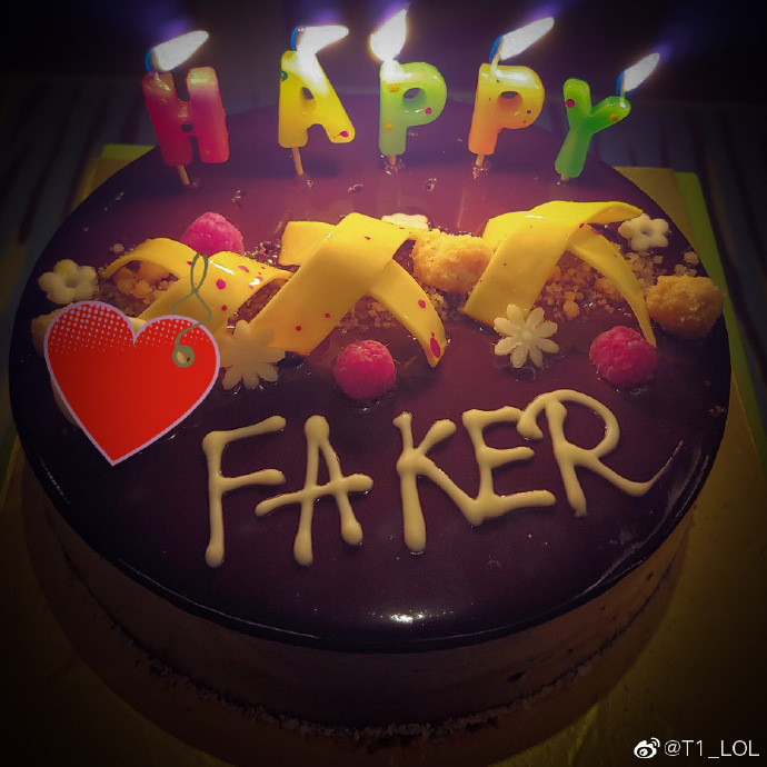 T1官博晒Faker生日照片和蛋糕