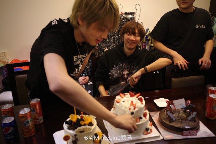 训练之后蛋糕火锅庆祝 祝Ning生日快乐！