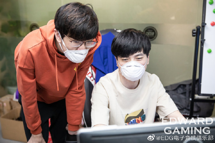 EDG：Jiejie、Xinyi已经解除隔离 回到基地进行训练