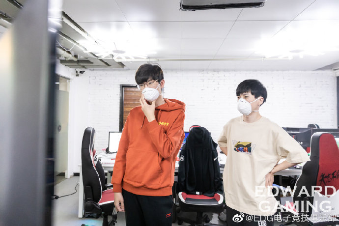 EDG：Jiejie、Xinyi已经解除隔离 回到基地进行训练