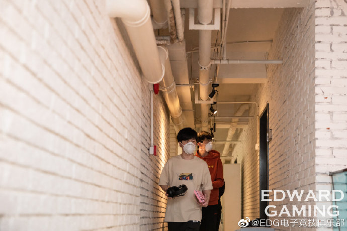 EDG：Jiejie、Xinyi已经解除隔离 回到基地进行训练