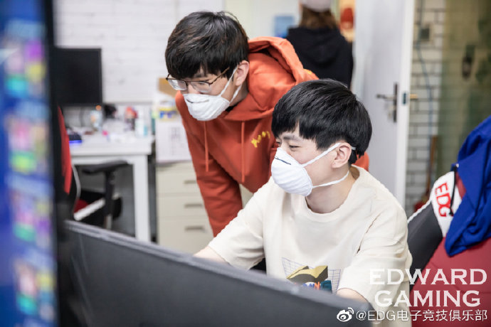 EDG：Jiejie、Xinyi已经解除隔离 回到基地进行训练