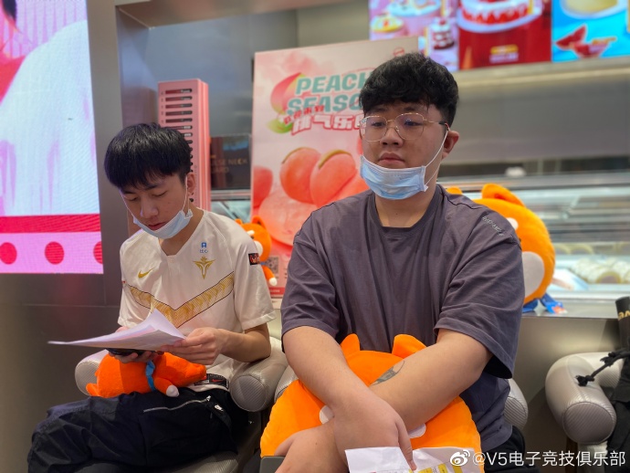 饿了么携手v5探店活动返图：进行了一次可可爱爱的吃播