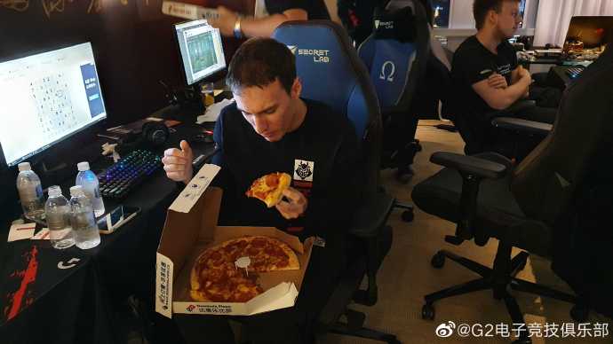 隔离结束 G2官博分享Perkz恰pizza与cos亚索照片