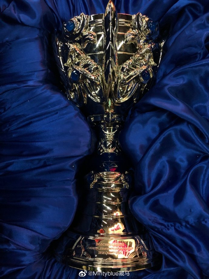 iG副总藏马：S8冠军奖杯已经放在基地，一个60%原大Size的奖杯