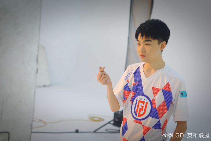 LGD：欢迎UNIBOY加入，这个春天一起加油