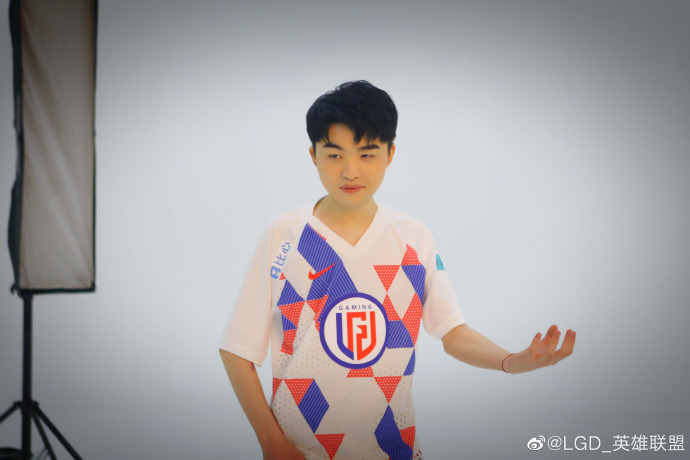 LGD：欢迎UNIBOY加入，这个春天一起加油