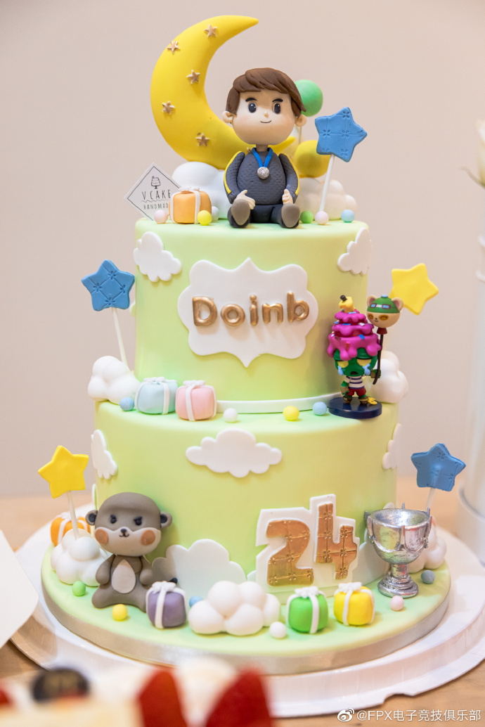 Doinb生日返图：被生日蛋糕、可爱甜品和气球鲜花包围
