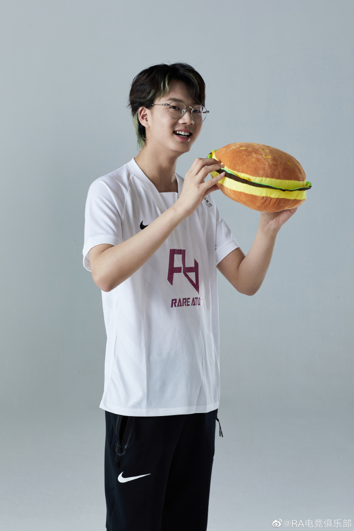 RA春季赛定妆照：Leyan吃汉堡
