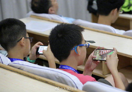 [新闻] 教育部规定：中小学生原则上不准带手机进学校