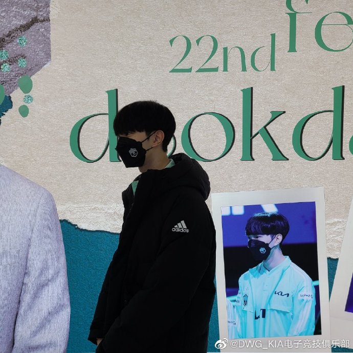 DK分享：deokdam打卡粉丝们准备的地铁广告